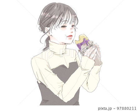 焼き芋をおいしそうに頬張る女性 97880211