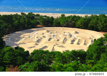 【香川県】晴天の銭形砂絵 97880605