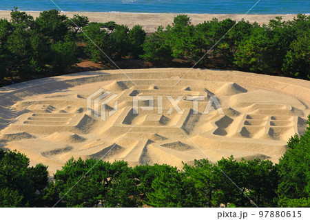【香川県】晴天の銭形砂絵 【香川県】晴天の銭形砂絵 97880615