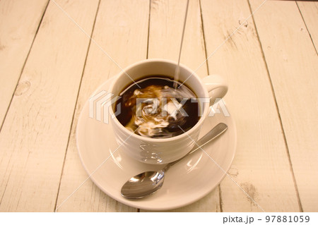 ミルクを加えるコーヒー 97881059