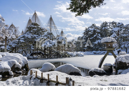 冬の金沢旅行で人気の雪が積もった兼六園 97881682