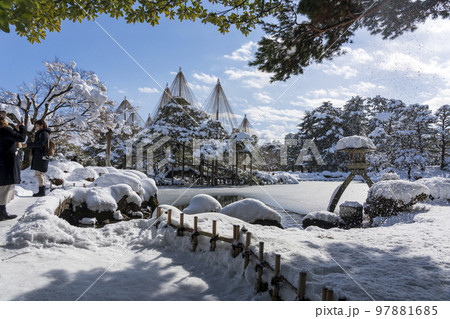 冬の金沢旅行で人気の雪が積もった兼六園 97881685