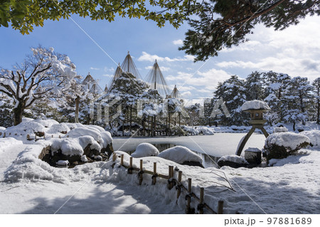 冬の金沢旅行で人気の雪が積もった兼六園 97881689