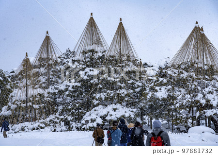 冬の金沢旅行で人気の雪が積もった兼六園 97881732