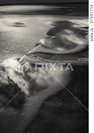 曇天に差し込む一筋の光 97881758