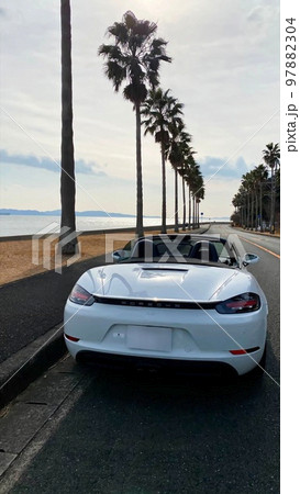 海と椰子の木とオープンカー（ポルシェ718ボクスター） 97882304
