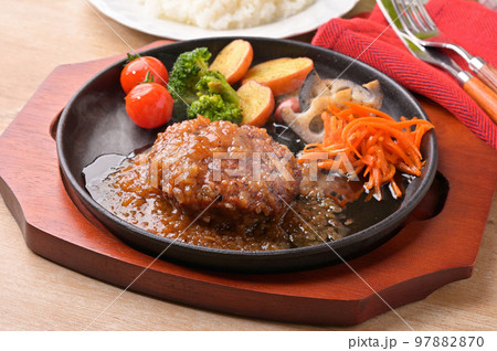 注）湯気は合成です。和風オニオンソースのハンバーグ、牛肉料理、肉料理。 97882870