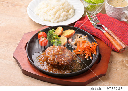 注)湯気は合成です。和風オニオンソースのハンバーグ、牛肉料理、肉料理。 注)湯気は合成です。和風オニオンソースのハンバーグ、牛肉料理、肉料理。 97882874