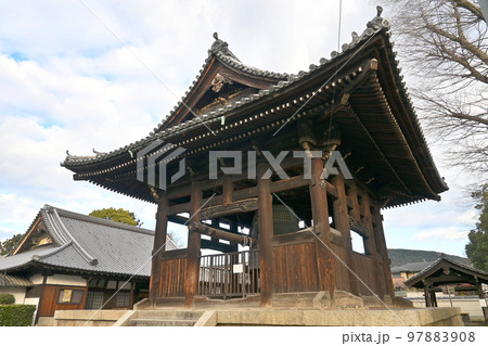 歴史が刻まれた京都市東山区 方広寺の鐘楼 歴史が刻まれた京都市東山区 方広寺の鐘楼 97883908