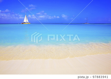 Secluded turquoise beach in Aruba, Caribbean Blue sea, Duth Antilles 97883941