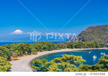 （静岡県）西伊豆戸田から望む富士山 97883996