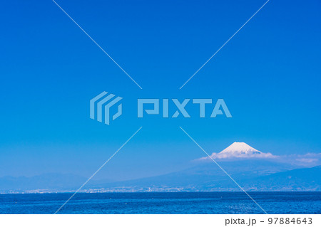 （静岡県）西伊豆・戸田海岸から望む富士山 97884643