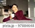 ワーケーションでゆっくりする女性 ワーケーションでゆっくりする女性 97884648