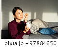 ワーケーションでゆっくりする女性 ワーケーションでゆっくりする女性 97884650