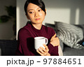 悩んでいる女性 悩んでいる女性 97884651
