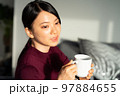 リビングでゆっくりする女性 リビングでゆっくりする女性 97884655