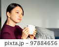 リビングでゆっくりする女性 リビングでゆっくりする女性 97884656