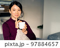 リビングでゆっくりする女性 リビングでゆっくりする女性 97884657