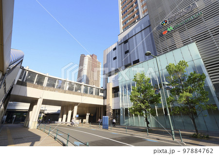 武蔵小杉駅JR西口と東急ストアの景観 97884762