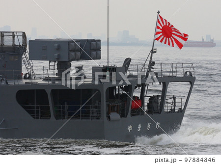 護衛艦DD-152「やまぎり」艦尾の自衛艦旗 97884846