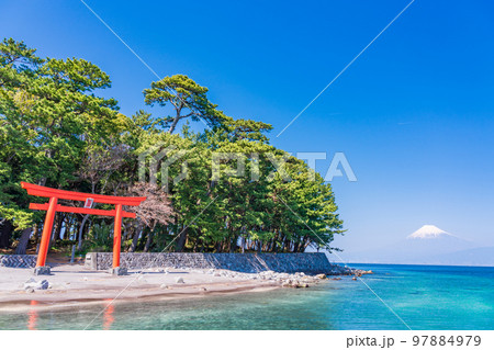 （静岡県）西伊豆戸田・諸口神社鳥居と富士山 97884979