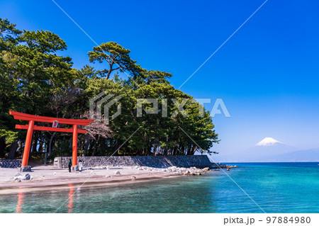 (静岡県)西伊豆戸田・諸口神社鳥居と富士山 (静岡県)西伊豆戸田・諸口神社鳥居と富士山 97884980