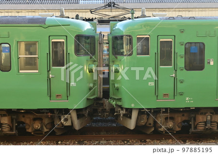 京都駅のプラットホームに待機するクハ 京都駅のプラットホームに待機するクハ 97885195