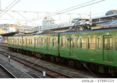 京都駅のプラットホームに待機するクハ 97885224