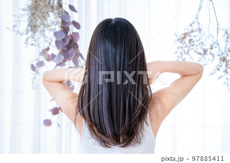 タンクトップを着た女性の後姿 タンクトップを着た女性の後姿 97885411