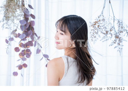 タンクトップを着た女性の後姿 タンクトップを着た女性の後姿 97885412