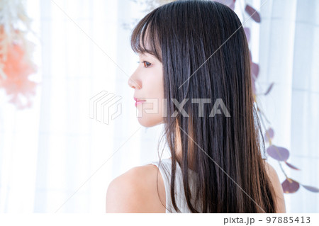 タンクトップを着た女性の後姿 97885413