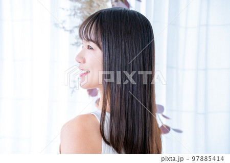 タンクトップを着た女性の後姿 タンクトップを着た女性の後姿 97885414
