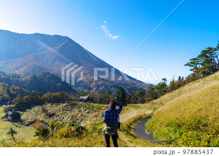 豪円山のろし台から見た伯耆大山周辺の景色（2022年11月） 97885437