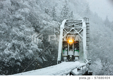 第四只見川橋梁　雪景色 97886404