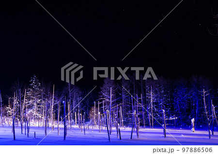 ライトアップされた冬の青い池とオリオン 97886506