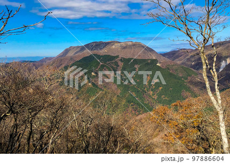 滋賀県の石榑峠からの鈴鹿山脈の竜ヶ岳登山：銚子岳山頂から見る御池岳 97886604