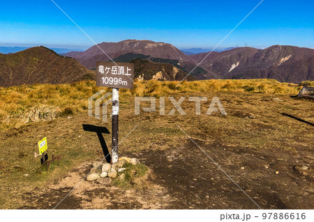 滋賀県の石榑峠からの鈴鹿山脈の竜ヶ岳登山:竜ヶ岳の山頂から見る御池岳、藤原岳、静ヶ岳 滋賀県の石榑峠からの鈴鹿山脈の竜ヶ岳登山:竜ヶ岳の山頂から見る御池岳、藤原岳、静ヶ岳 97886616
