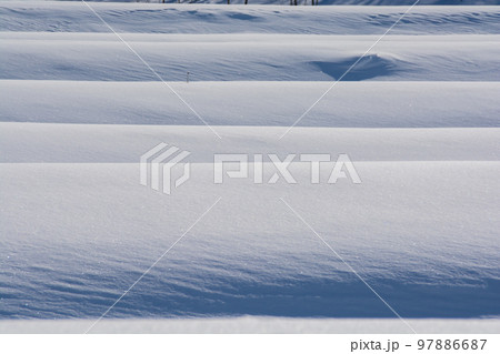 雪が積もった棚田の影 97886687