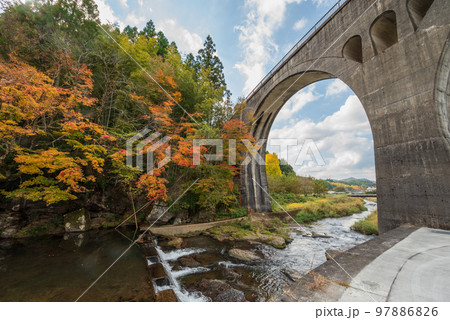 紅葉の廃線コンクリートアーチ橋 97886826