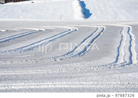 融雪剤が撒かれた雪の畑 融雪剤が撒かれた雪の畑 97887326