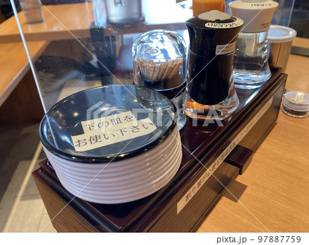 ラーメン屋の店内 97887759
