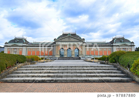京都国立博物館の明治古都館と庭園 京都国立博物館の明治古都館と庭園 97887880