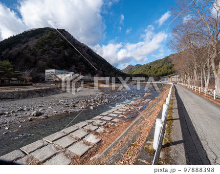 冬の丹波川と河川敷の風景 山梨県丹波山村 冬の丹波川と河川敷の風景 山梨県丹波山村 97888398
