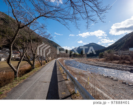 冬の丹波川と河川敷の風景 山梨県丹波山村 冬の丹波川と河川敷の風景 山梨県丹波山村 97888401