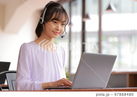 オペレーター女性_ラベンダー色のブラウス1 オペレーター女性_ラベンダー色のブラウス1 97888480