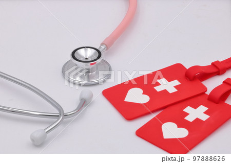 精神障がい者ヘルプマークと医療のイメージ（ヘルプマーク、聴診器） 97888626