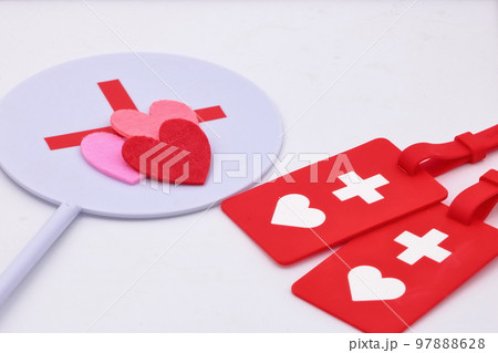 精神障がい者ヘルプマークと助け合いのイメージ（ヘルプマーク、マルバツ棒） 97888628