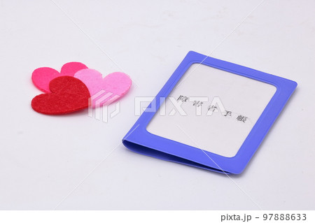 障害者手帳と思いやりのイメージ（障害者手帳、ハートマーク） 97888633