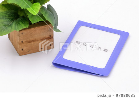 障害者手帳と安らぎのイメージ（障害者手帳、植物） 97888635