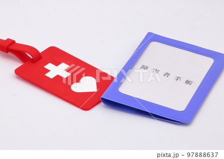 精神障がい者ヘルプマークと障害者手帳のイメージ(ヘルプマーク、障害者手帳) 精神障がい者ヘルプマークと障害者手帳のイメージ(ヘルプマーク、障害者手帳) 97888637